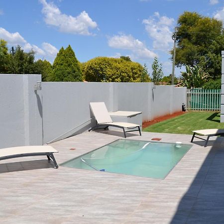 8 Kiaat Suites Klerksdorp Buitenkant foto